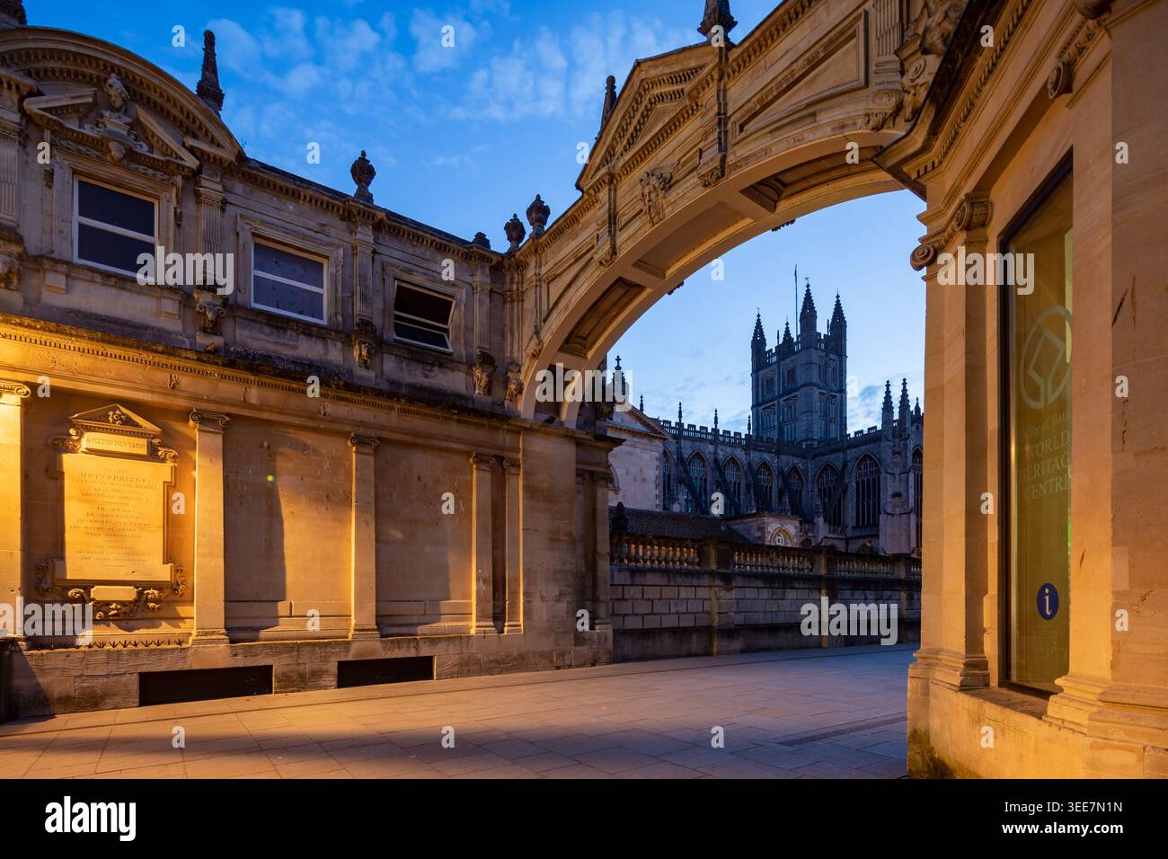 Bath Abbey bei Sonnenaufgang durch den Bogenweg. Bath, Somerset, England. Stockfoto