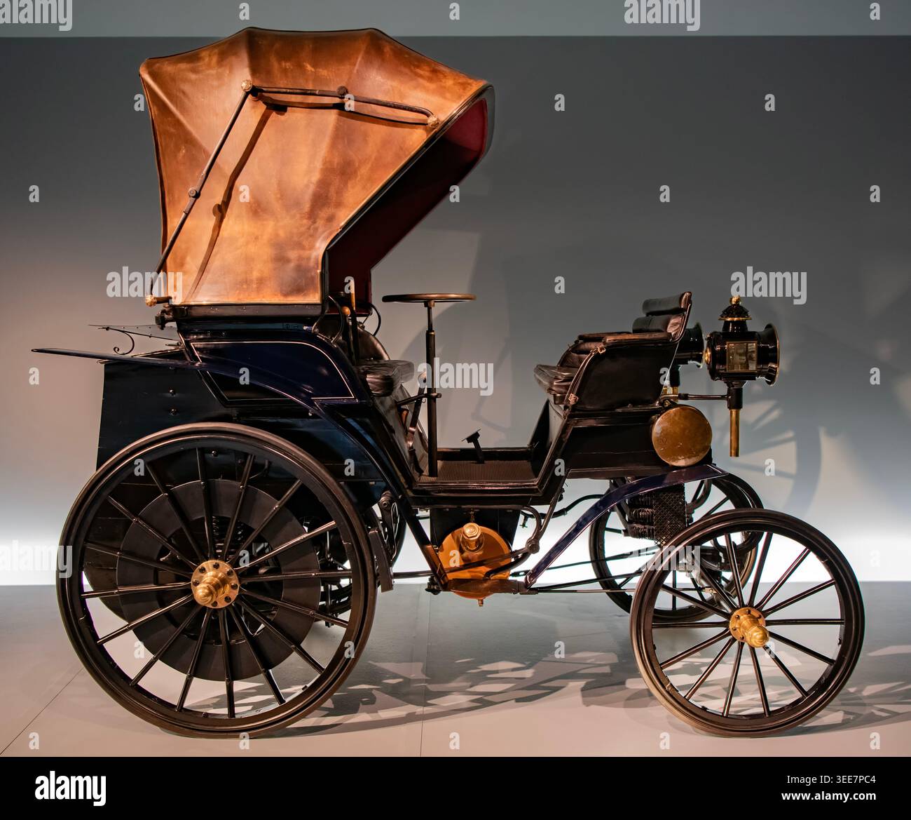 Daimler Riemenwagen im Mercedes-Benz Museum in Stuttgart Stockfoto