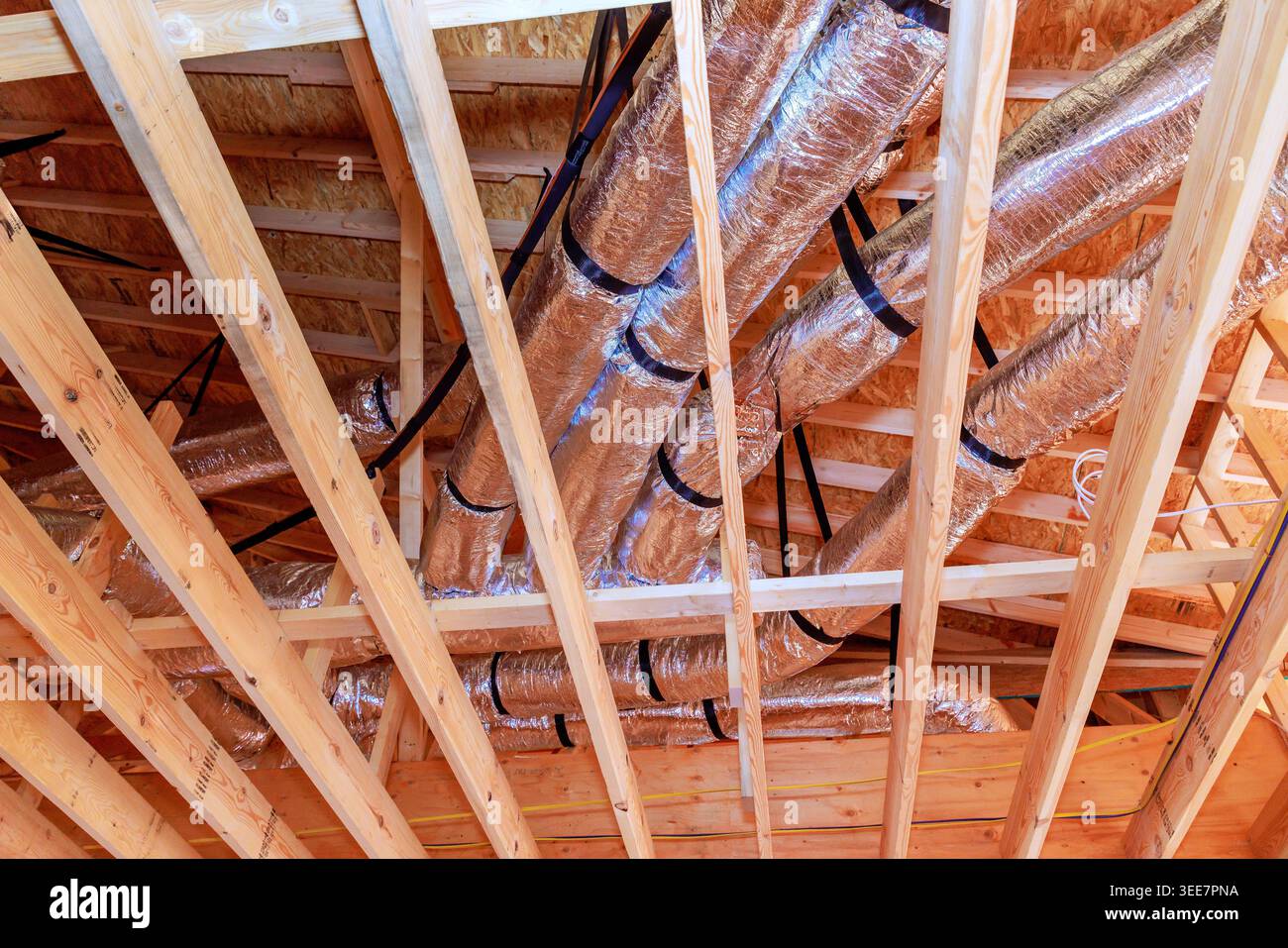 Im Gebäude mit Holzbalken werden während der Errichtung der HLK-Anlage Kanalkanäle installiert Stockfoto