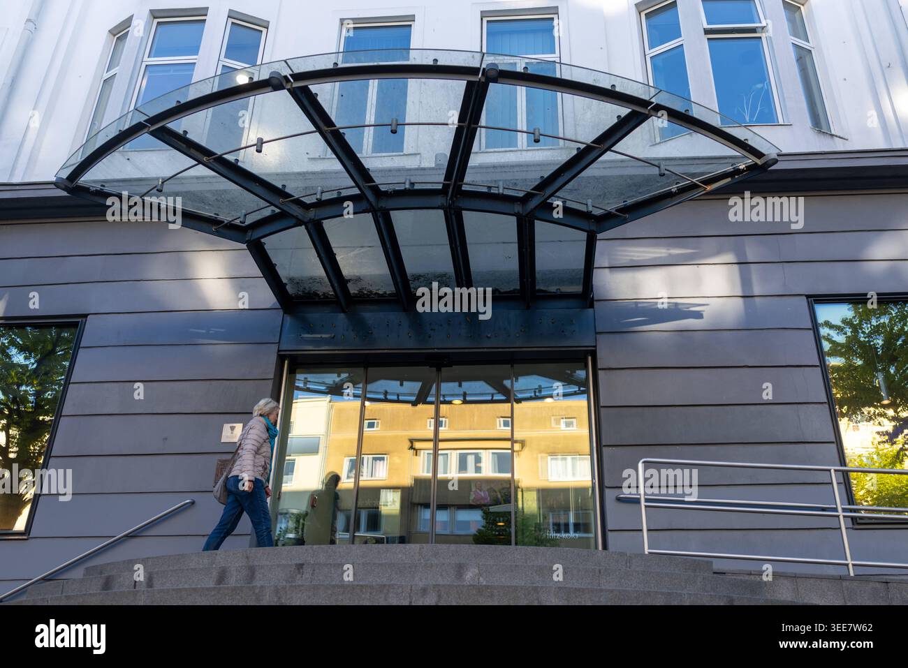 Schauspielhaus Kiel Kiel, Deutschland - 8,5.2026: Besucher betreten das Kieler Schauspielhaus vor einer Vorstellung. Schleswig-Holstein Stockfoto