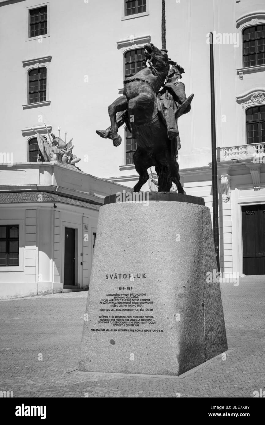 Schwarz-weiße Statue von König Svatopluk auf einem Sockel vor einem historischen Gebäude in Bratislava, Slowakei Stockfoto