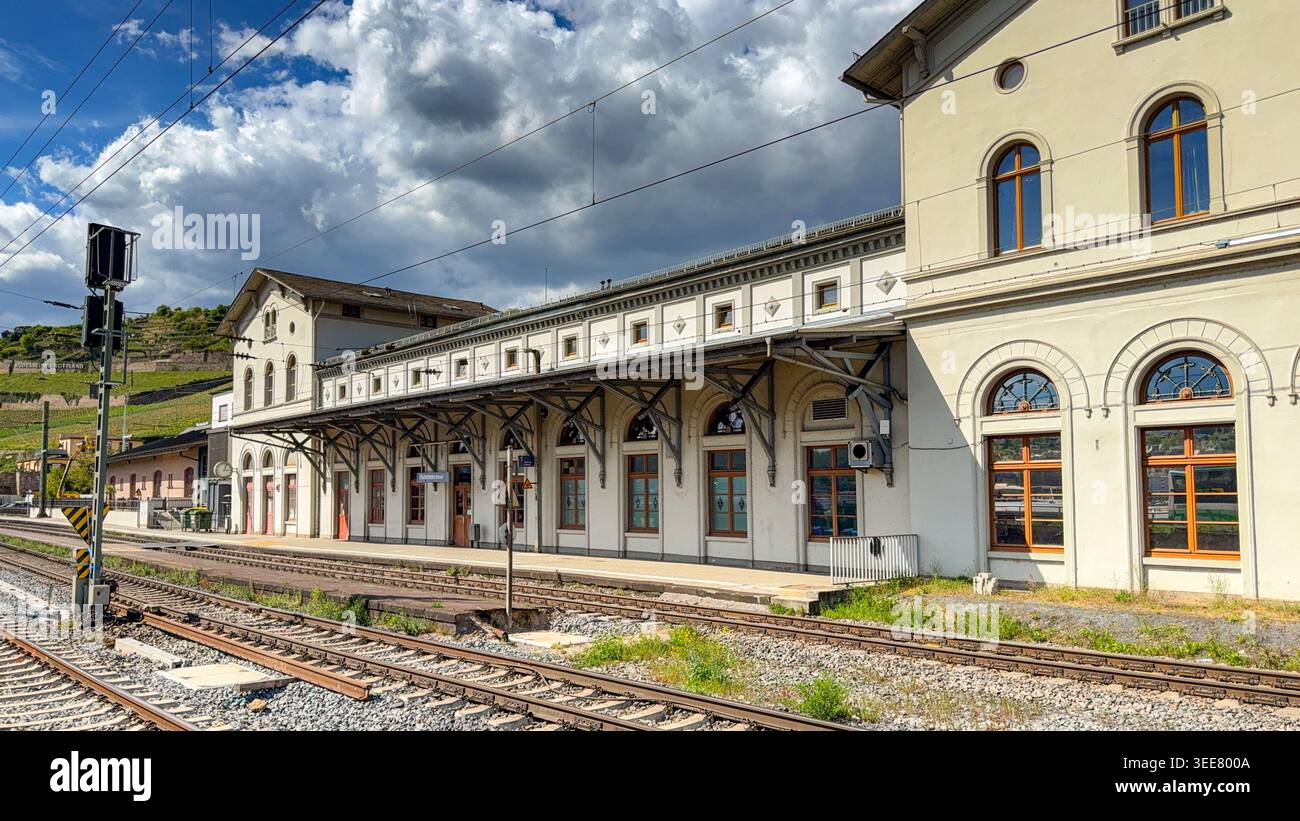 Rüdesheim am Rhein, Deutschland - 17. April 2026: Weitwinkelansicht des Bahnhofsgebäudes und der Bahnsteige in Rudesheim. Stockfoto