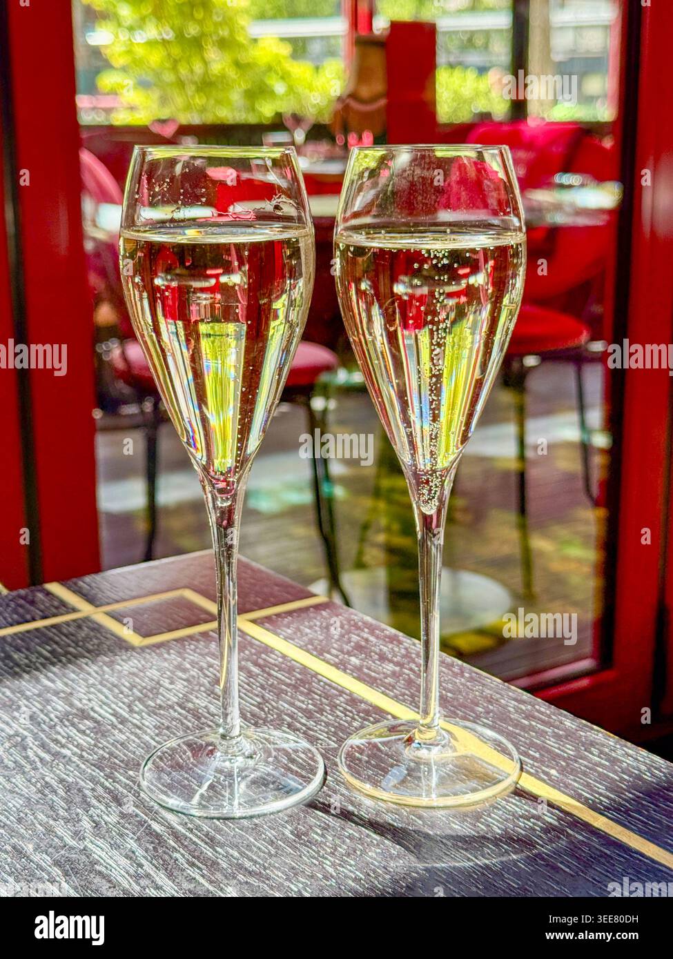 Zwei Gläser Champagner nebeneinander auf einem Tisch in einem Restaurant für eine feierliche Mahlzeit Stockfoto