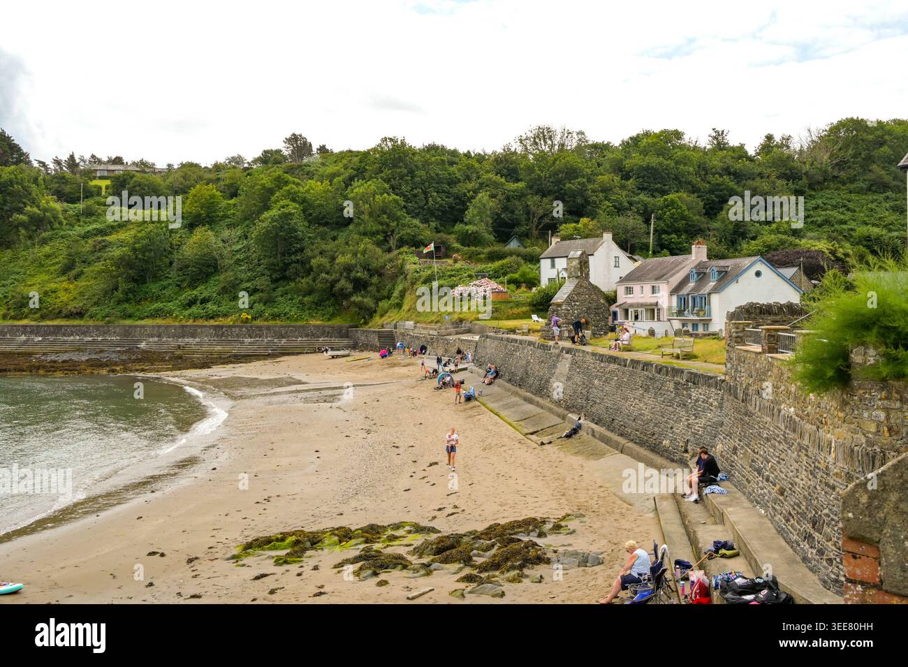 CWM-yr-Eglwys, Pembrokeshire, Wales, Großbritannien - 26. Juli 2025: Malerischer Blick auf die Küste des kleinen Küstenortes Cwm-yr-Eglwys. Stockfoto