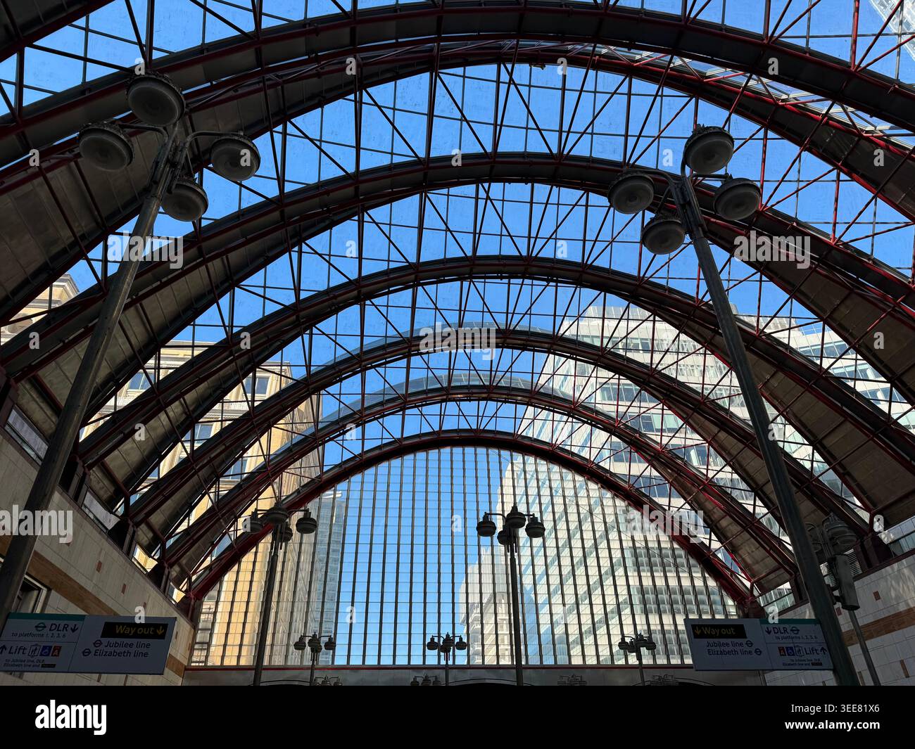 Büroblöcke durch gewölbte Deckenfenster der DLR-Station Canary Wharf in London Stockfoto