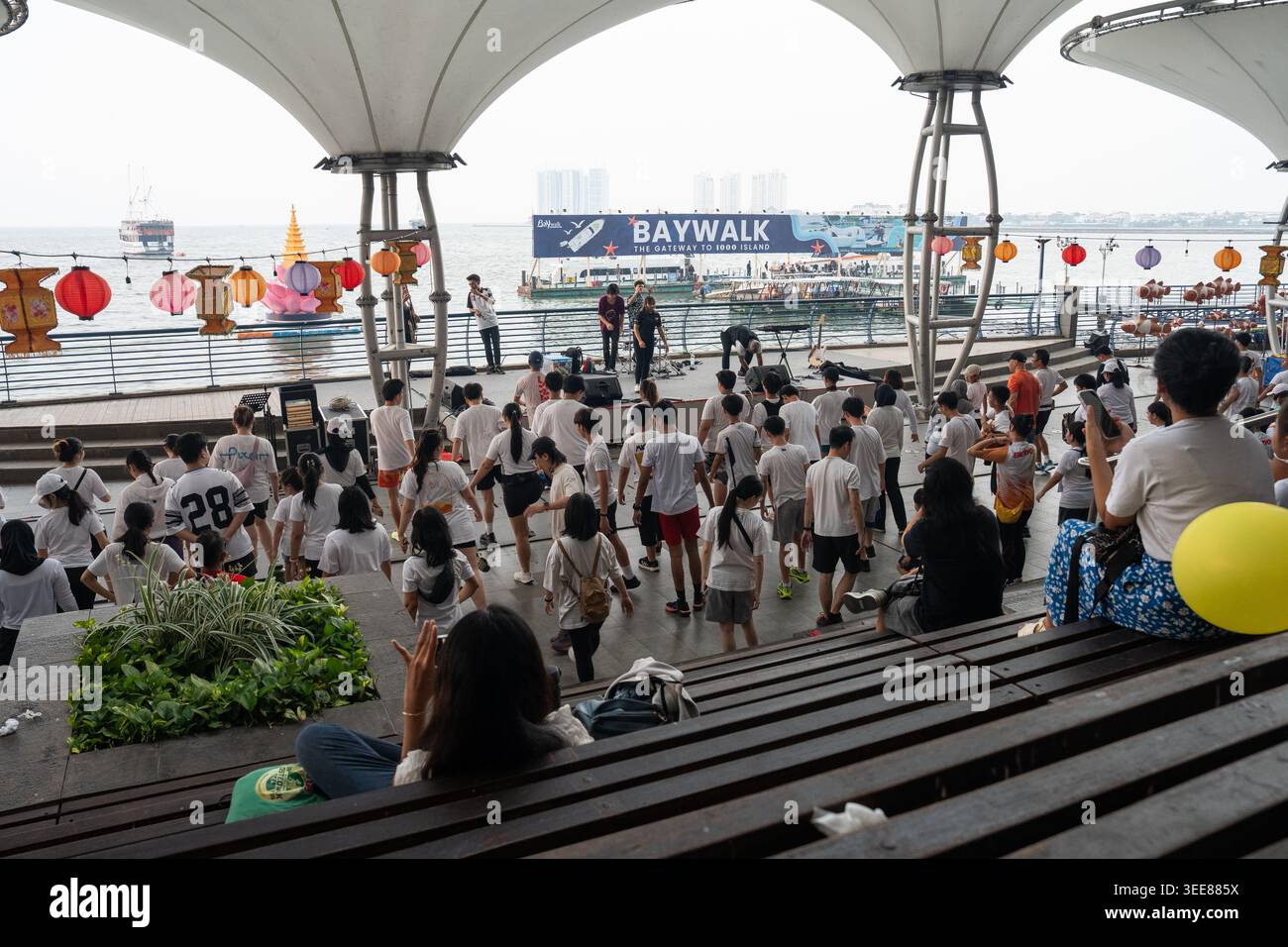 JAKARTA, INDONESIEN, 9. Mai 2026 - Aufwärmveranstaltung des Sportereignisses „Kindness Fun Run“ in der Baywalk Mall, Pluit, Jakarta, Indonesien. Stockfoto