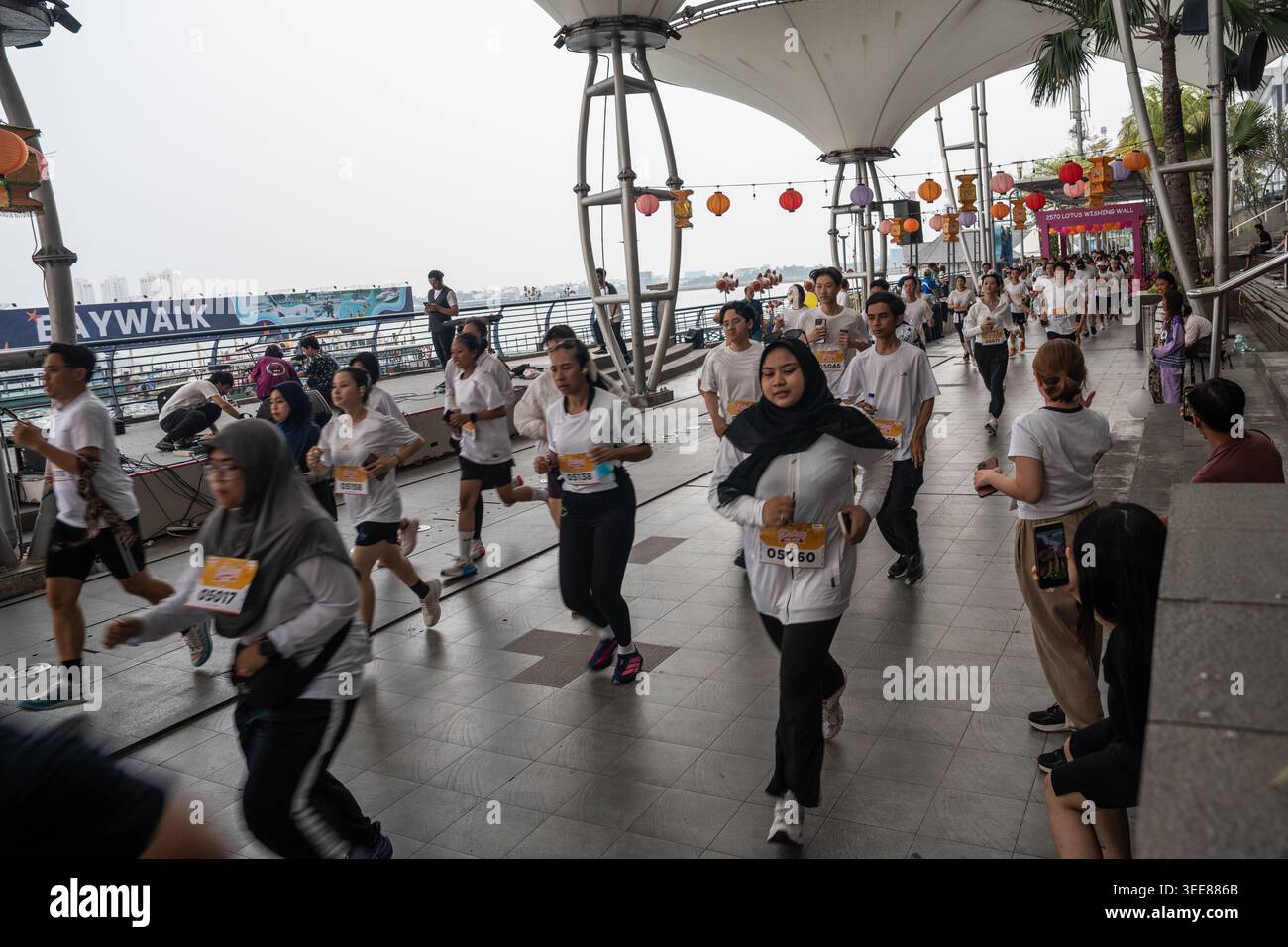 JAKARTA, INDONESIEN, 9. Mai 2026 - Teilnehmer des Sportereignisses „Good Fun Run“ am Startpunkt in der Baywalk Mall, Pluit, Jakarta, Indonesien. Stockfoto