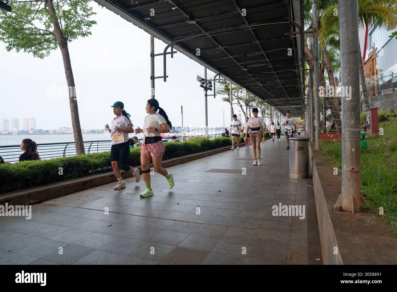 JAKARTA, INDONESIEN, 9. Mai 2026 - Teilnehmer des Sportereignisses "Kindness Fun Run" in der Baywalk Mall, Pluit, Jakarta, Indonesien. Stockfoto