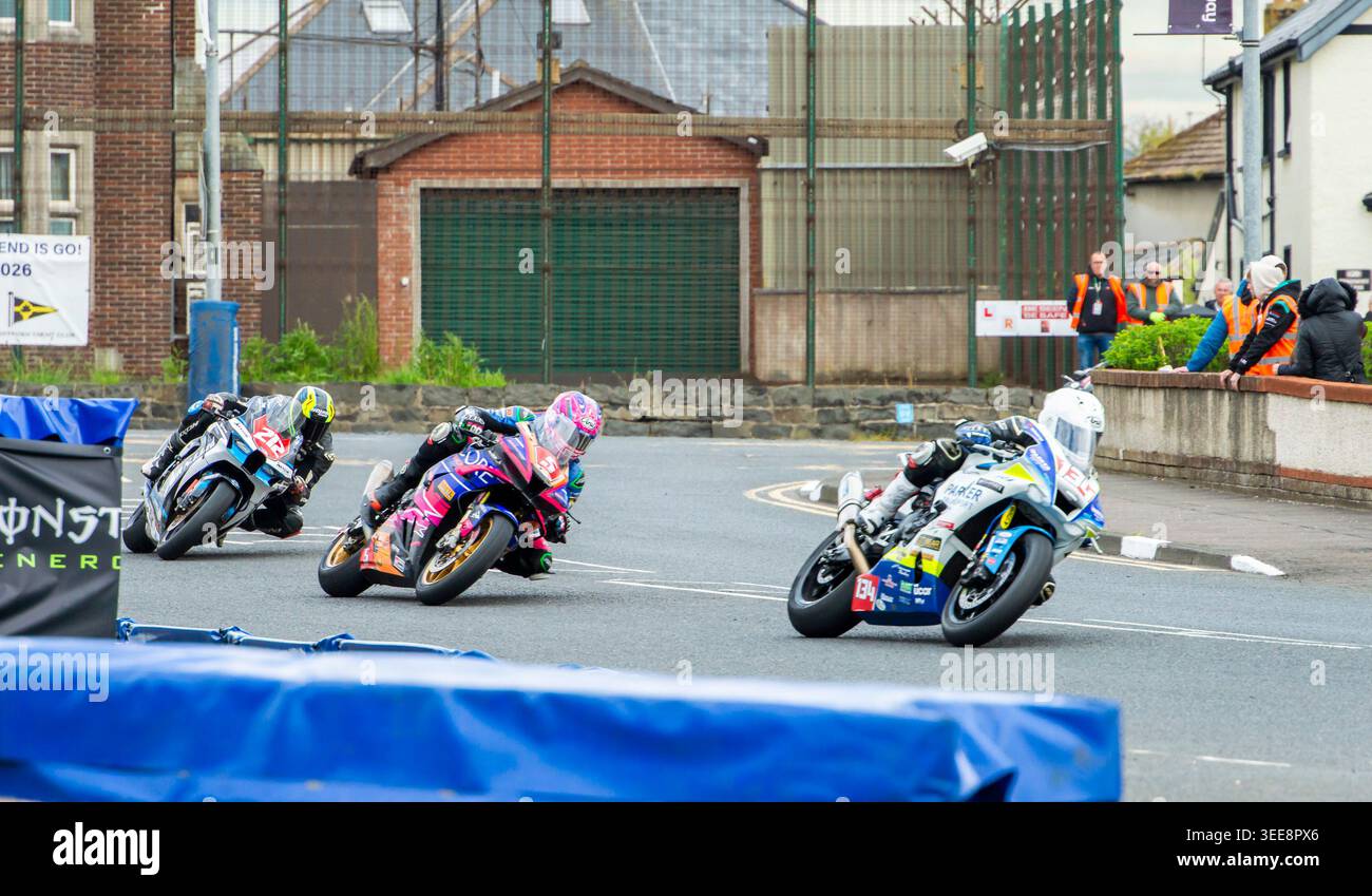 Portrush, Nordirland, 7. Mai 2026. Straßenansicht des North West 200 (NW200) Straßenrennens in Metropole Corner mit drei Rennfahrern (212, 130, 5) Stockfoto