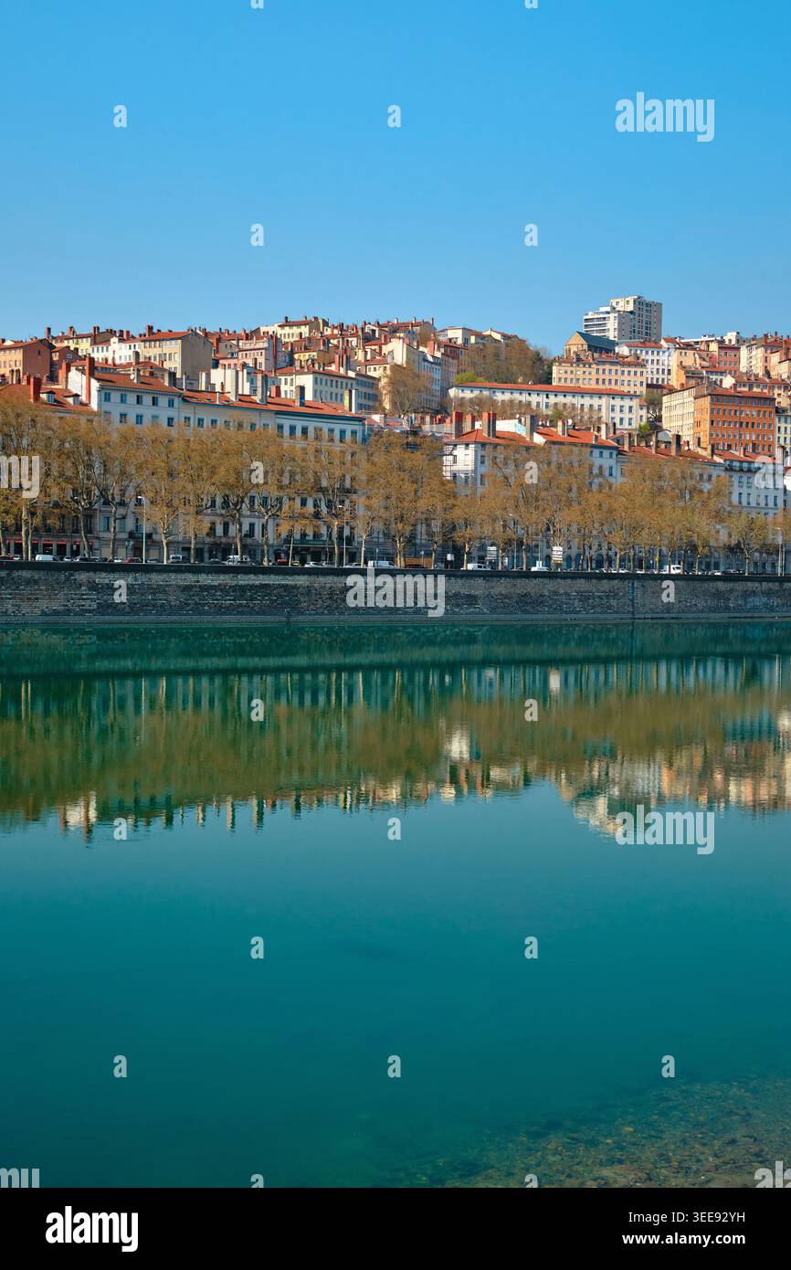 Lyon, Frankreich - 12. Mai 2026: Panoramablick auf die Saone, die historische Architektur und Gebäude auf dem Hügel widerspiegelt Stockfoto