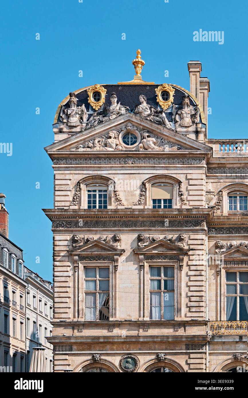 Lyon, Frankreich - 12. Mai 2026: Kunstvolle Fassade des Hotels de Ville mit Mansardendach, goldenen Statuen und klassischen architektonischen Details Stockfoto