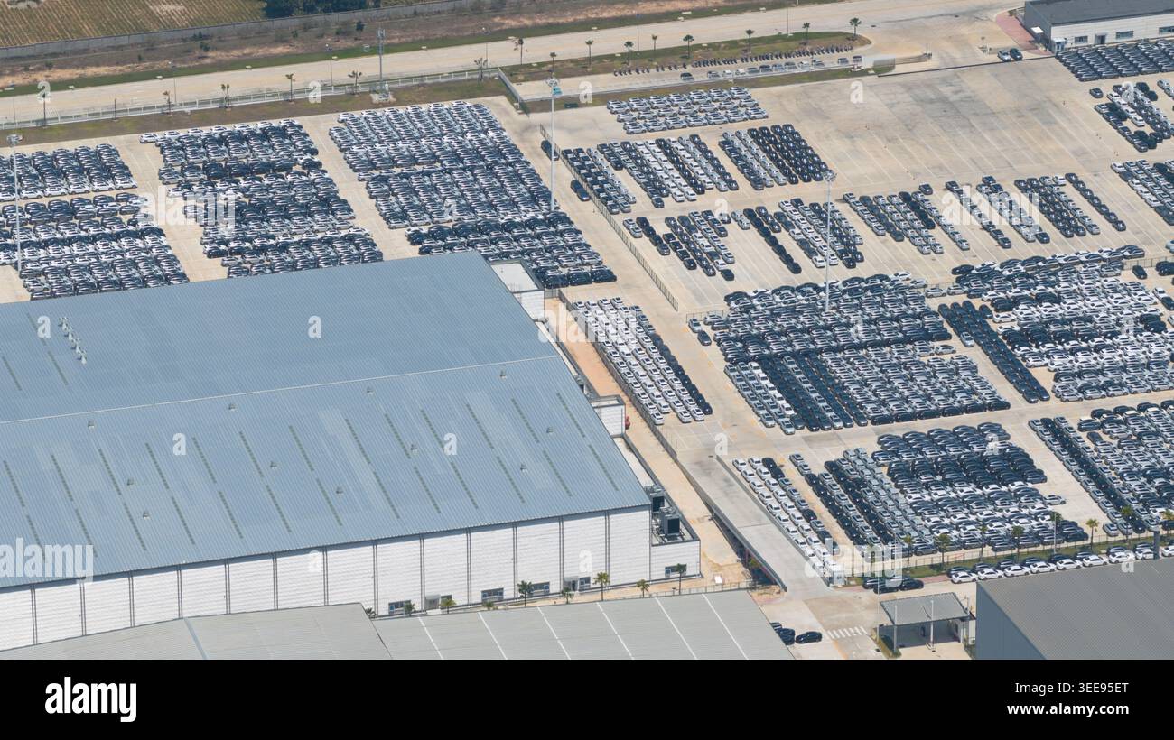 Luftaufnahme von BYD AUTO THAILAND CO. LTD Fabrik mit Tausenden von neuen Elektrofahrzeugen, die in ordentlichen Reihen neben großen Industrielagern in P geparkt sind Stockfoto