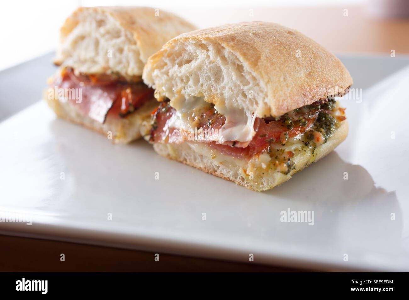 Ein Blick aus der Nähe auf ein italienisches Delikatessenbrot. Stockfoto