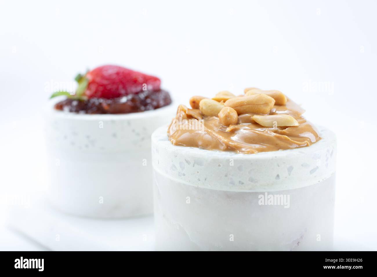 Eine Tasse Erdnussbutter und Erdbeer-Gelee. Stockfoto
