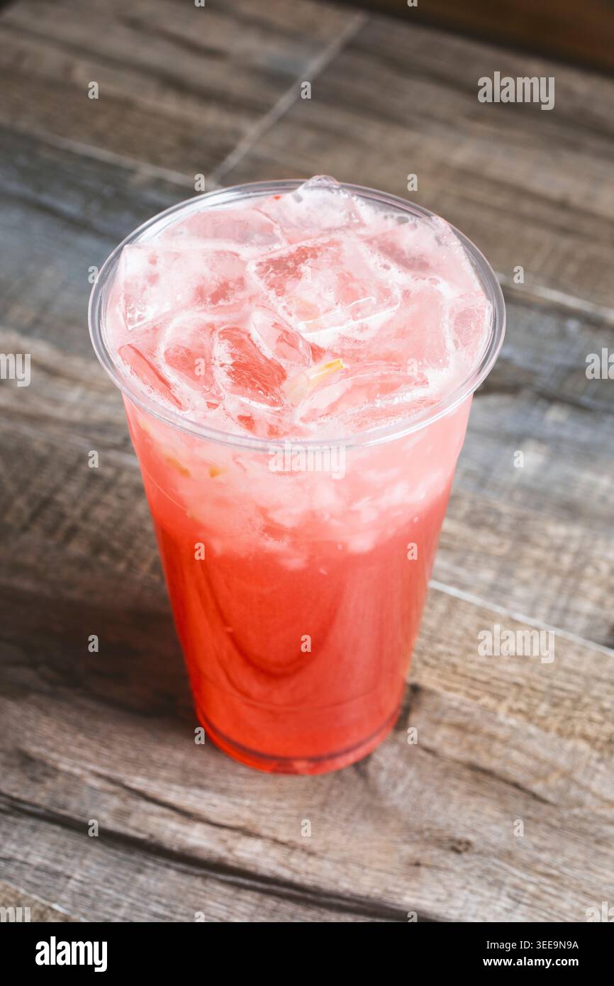 Ein Blick auf einen Erdbeerlychee-Drink. Stockfoto
