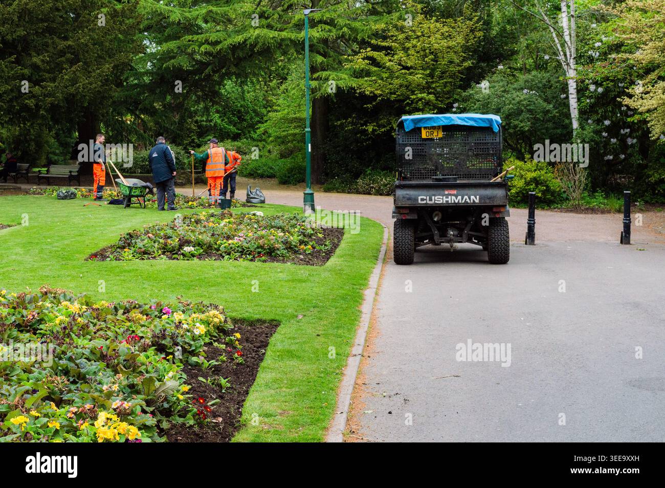 Gemeinderäte Pflanzen Blumen in einem öffentlichen Park 7. Mai 2026 Stockfoto