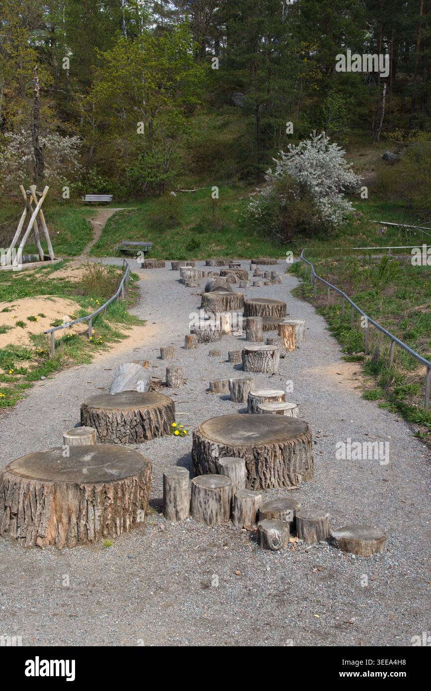 Naturbasierter Balance-Kurs und Wood Log Fitness Path Stockfoto