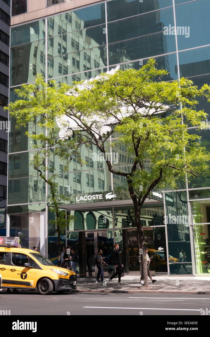 Flagship Store der Lacoste-Bekleidungslinie in 575 5th Ave, New York City, 2026, USA Stockfoto