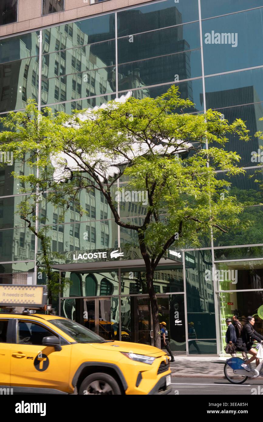 Flagship Store der Lacoste-Bekleidungslinie in 575 5th Ave, New York City, 2026, USA Stockfoto