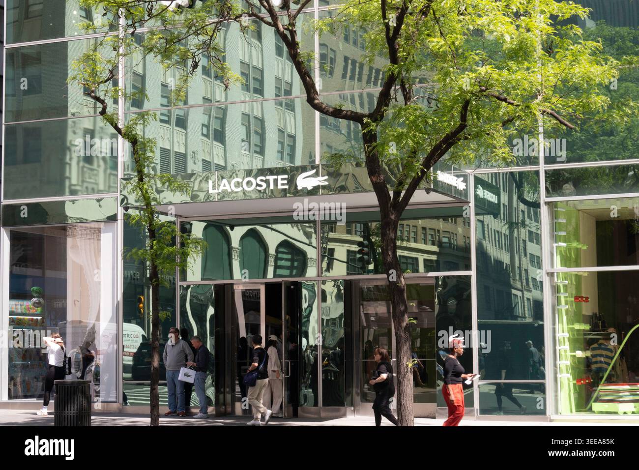 Flagship Store der Lacoste-Bekleidungslinie in 575 5th Ave, New York City, 2026, USA Stockfoto