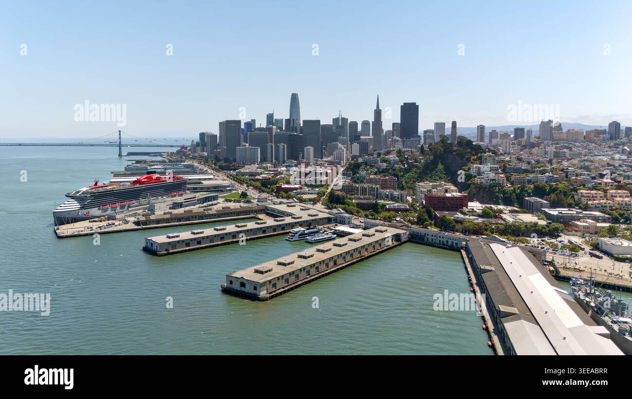Blick aus der Vogelperspektive auf die Küste von San Francisco und die Skyline der Innenstadt Stockfoto