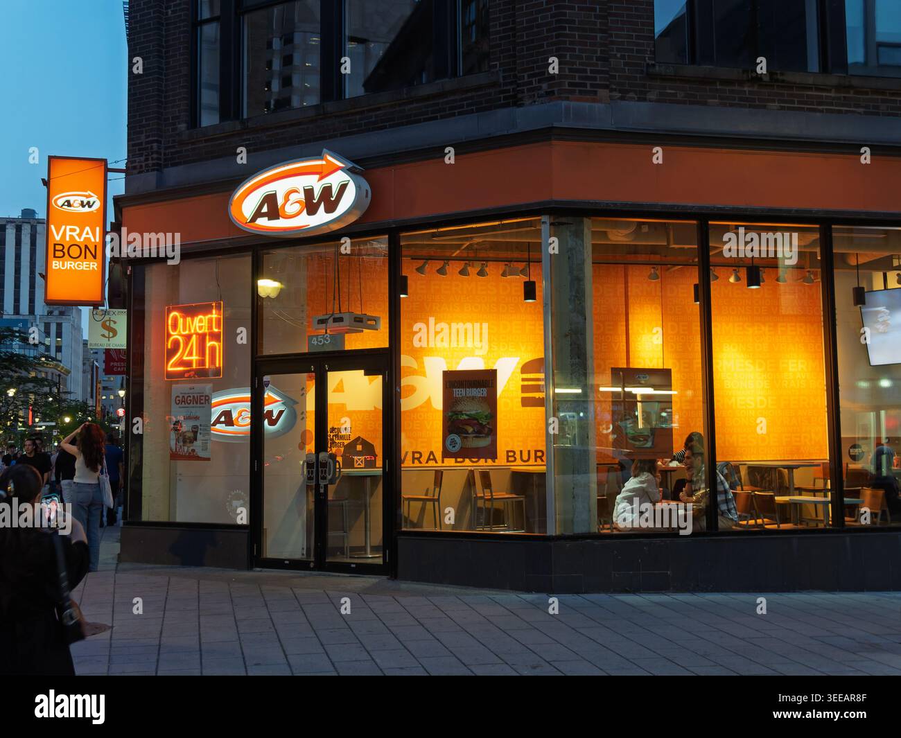 A&W Canada befindet sich in der Innenstadt von Montreal und ist bekannt für seine Burger, vegetarischen Gerichte und den 24-Stunden-Service. Stockfoto