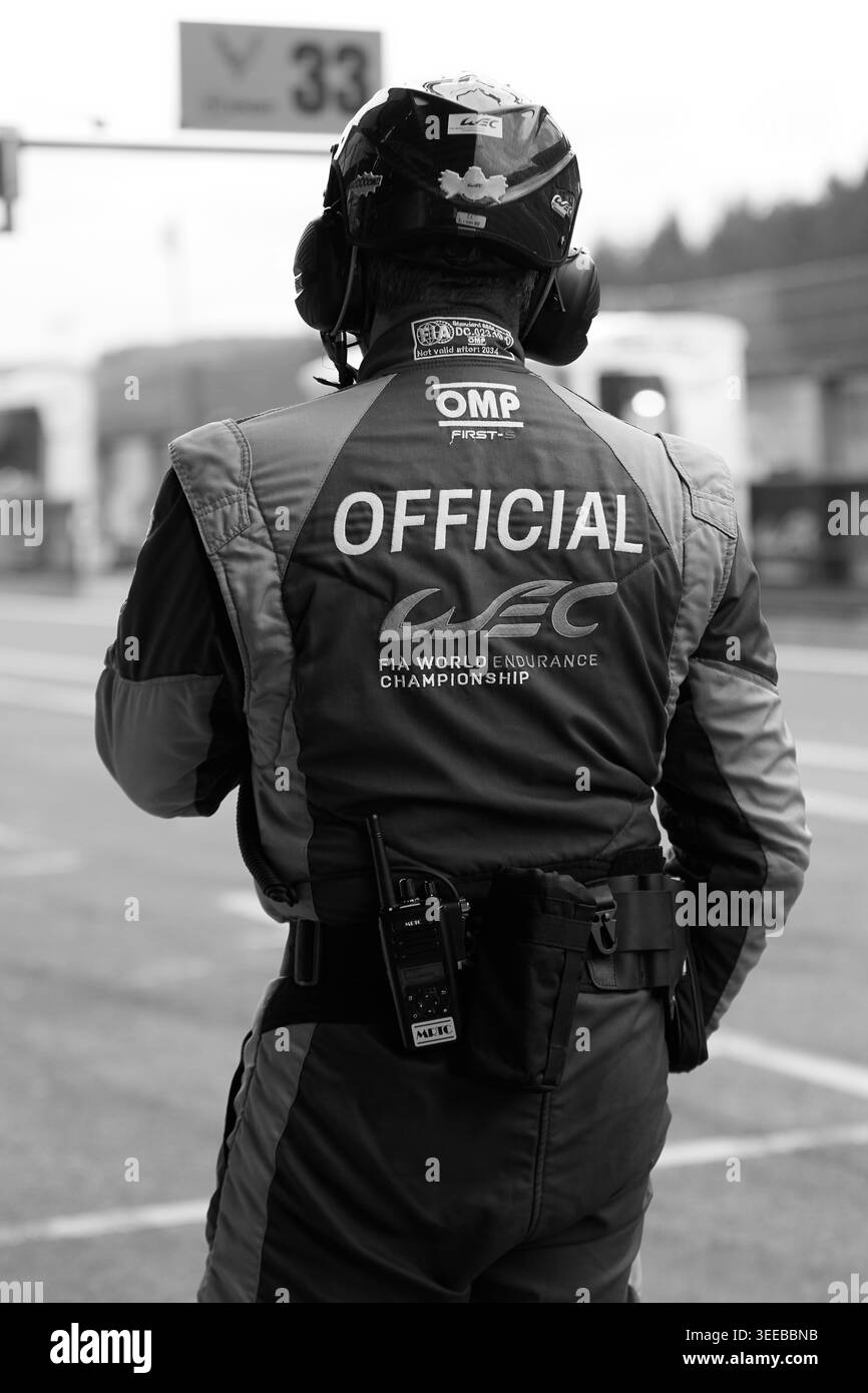Spa, Belgien, 7. Mai 2026. 2026 FIA-Langstrecken-Weltmeisterschaft 6 Stunden Spa-Francorchamps auf dem Circuit Spa-Francorchamps in Spa. Während des Freien Trainings 2 steht der Offizielle am Eingang und beobachtet das Feld der Teilnehmer, die die Gruben betreten und verlassen. Quelle: Tracey Allan-McWilliams Stockfoto