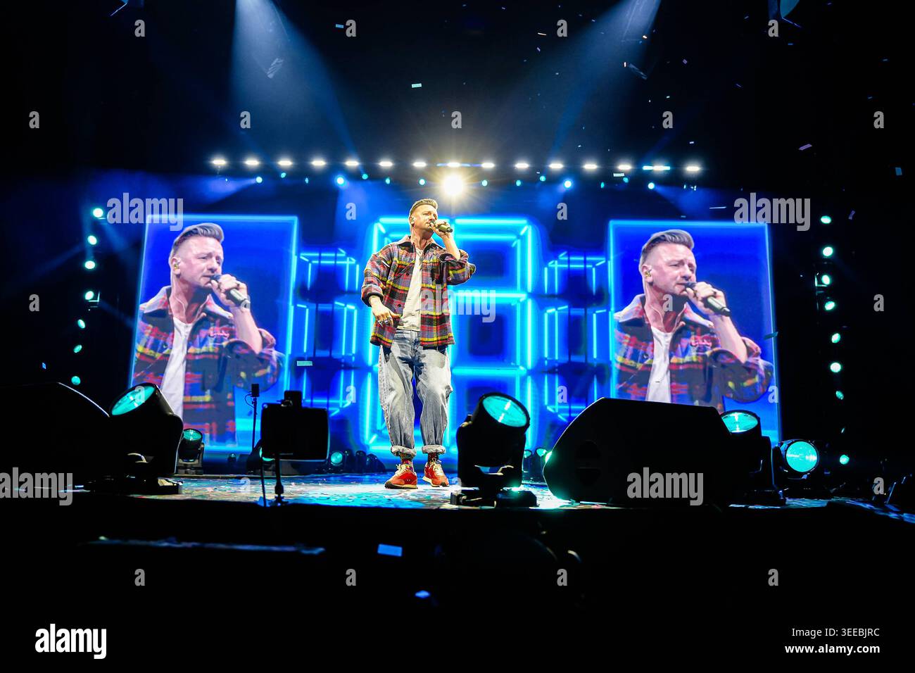 Ben Zucker steht mit Mikrofon auf der Bühne vor LED-Leinwänden mit seiner Projektionsaufnahme bei der Schlagernacht des Jahres in der LANXESS Arena. Köln, 09.05.2026 NRW DE *** Ben Zucker steht mit Mikrofon auf der Bühne vor LED-Leinwänden mit seiner Projektionsaufnahme in der Schlagernacht des Jahres in der LANXESS Arena Köln, 09 05 2026 NRW DE Stockfoto
