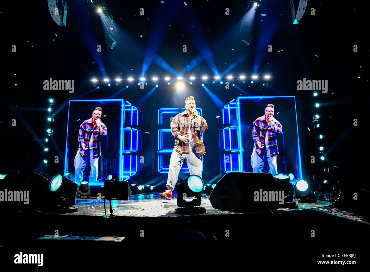 Ben Zucker steht mit Mikrofon auf der Bühne und singt bei der Schlagernacht des Jahres, umgeben von LED-Wänden und einer Lichtshow. Köln, Lanxess Arena, 09.05.2026 NRW DE *** Ben Zucker steht mit Mikrofon auf der Bühne und singt in der Schlagernacht des Jahres, umgeben von LED-Wänden und einer Lichtshow Köln, Lanxess Arena, 09 05 2026 NRW DE Stockfoto