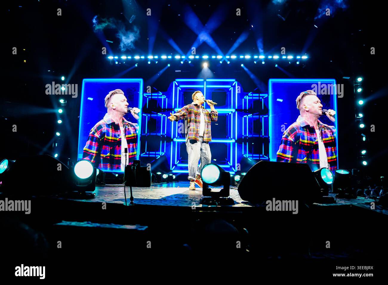 Ben Zucker tritt mit Mikrofon auf der Bühne bei der Schlagernacht des Jahres auf, im Hintergrund sind große LED-Bildschirme mit seiner Projektion und blaue Lichteffekte zu sehen. Köln, Lanxess Arena, 09.05.2026 NRW DE *** Ben Zucker tritt mit Mikrofon auf der Bühne in der Schlagernacht des Jahres auf, im Hintergrund sind große LED-Leinwände mit seiner Projektion und Blaulichteffekten zu sehen Köln, Lanxess Arena, 09 05 2026 NRW DE Stockfoto