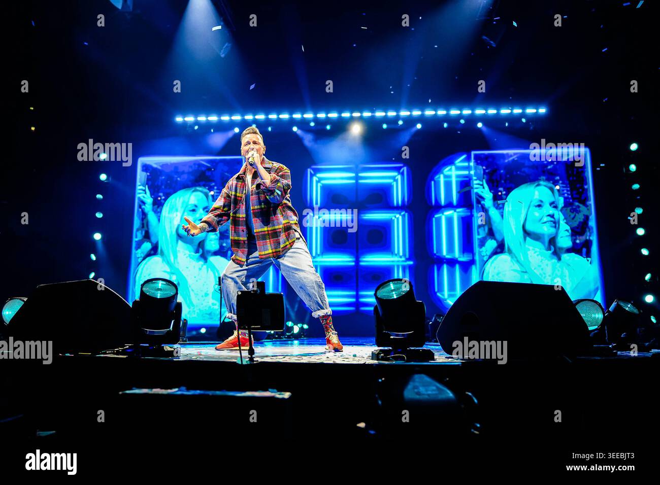 Ben Zucker performt auf der Bühne mit Mikrofon vor leuchtenden blauen LED-Bildschirmen während der Schlagernacht des Jahres in der LANXESS Arena. Köln, 09.05.2026 NRW DE *** Ben Zucker tritt während der Schlagernacht des Jahres auf der Bühne mit Mikrofon vor leuchtend blauen LED-Bildschirmen in der LANXESS Arena Köln, 09 05 2026 NRW DE auf Stockfoto