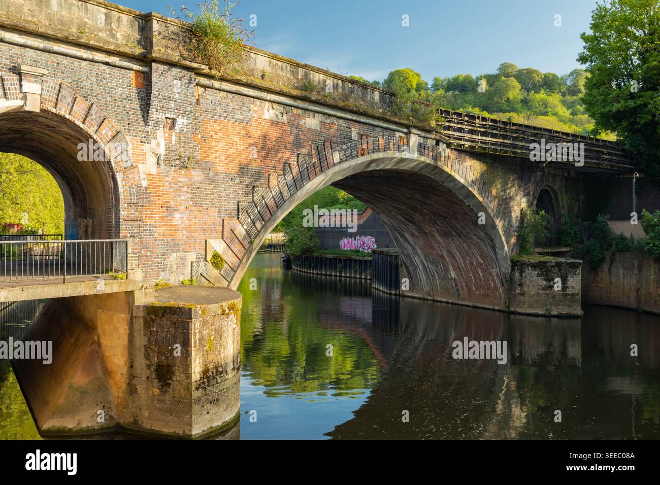 Eisenbahnbrücke über den Fluss Avon in Bath, Somerset, England. Stockfoto