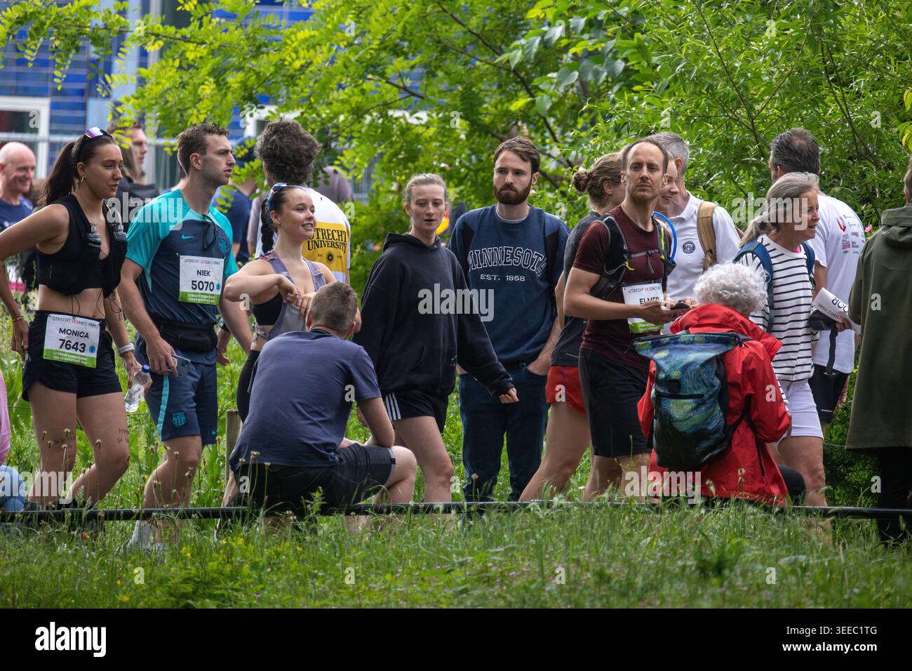 Utrecht, Region Utrecht, Niederlande - 09.06.2025: Eine Gruppe von Läufern und Zuschauern versammelte sich während des Wissenschaftsparks Hal in einem grünen Park Stockfoto