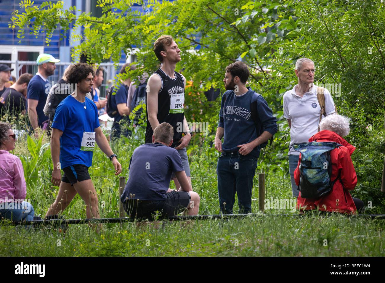 Utrecht, Region Utrecht, Niederlande - 09.06.2025: Eine Gruppe von Läufern und Zuschauern versammelte sich während des Wissenschaftsparks Hal in einem grünen Park Stockfoto