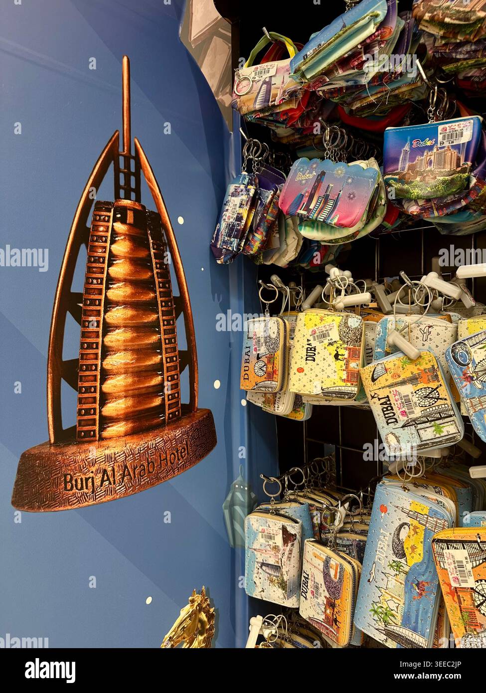 Souvenirtaschen mit Design des Burj Al Arab im Supermarkt in Dubai - Smartphone-aufgenommenes Stockfoto