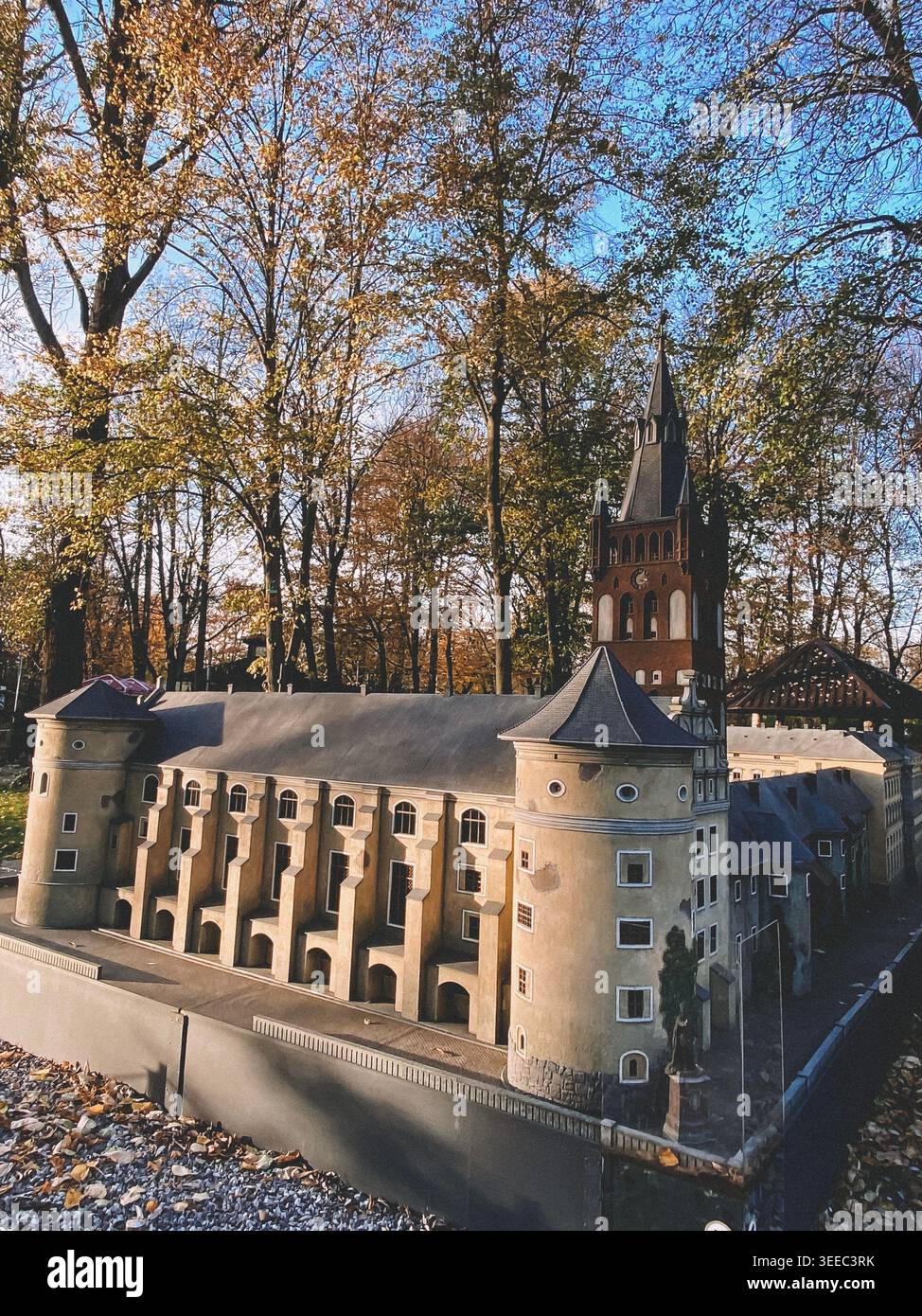 Kaliningrad, Russland – 25. Oktober 2021: Historische Kleinschlossanlage im Park, warmes Sonnenlicht und herbstliche Atmosphäre - Smartphone-aufgenommenes Stockfoto