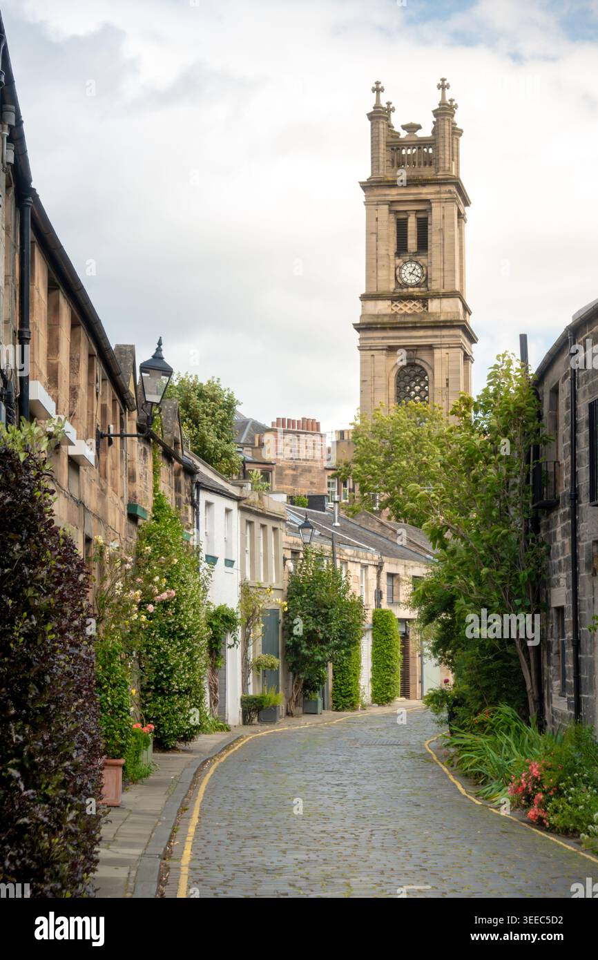 Circus Lane mit St. Vincent's Kapelle im Hintergrund in der berühmten Edinburgh New Town an einem Sommertag Stockfoto