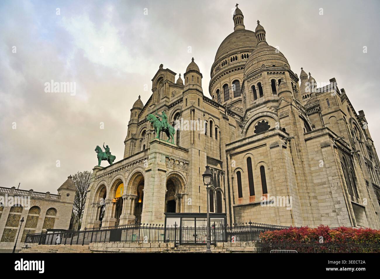 Ein beeindruckender flacher architektonischer Blick auf die Basilika Sacré-Cœur (Basilika des Heiligen Herzens) in Paris, Frankreich. Das Bild hebt den legendären RO hervor Stockfoto