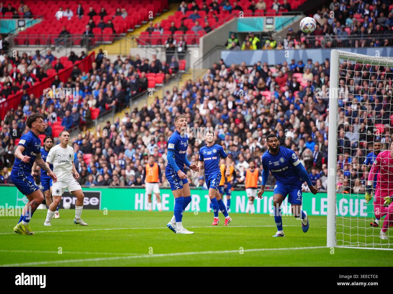 Matt Rush (3. Links) von Boreham Wood erzielt das erste Tor des Spiels im Finale der Enterprise National League im Wembley Stadium in London. Bilddatum: Sonntag, 10. Mai 2026. Stockfoto