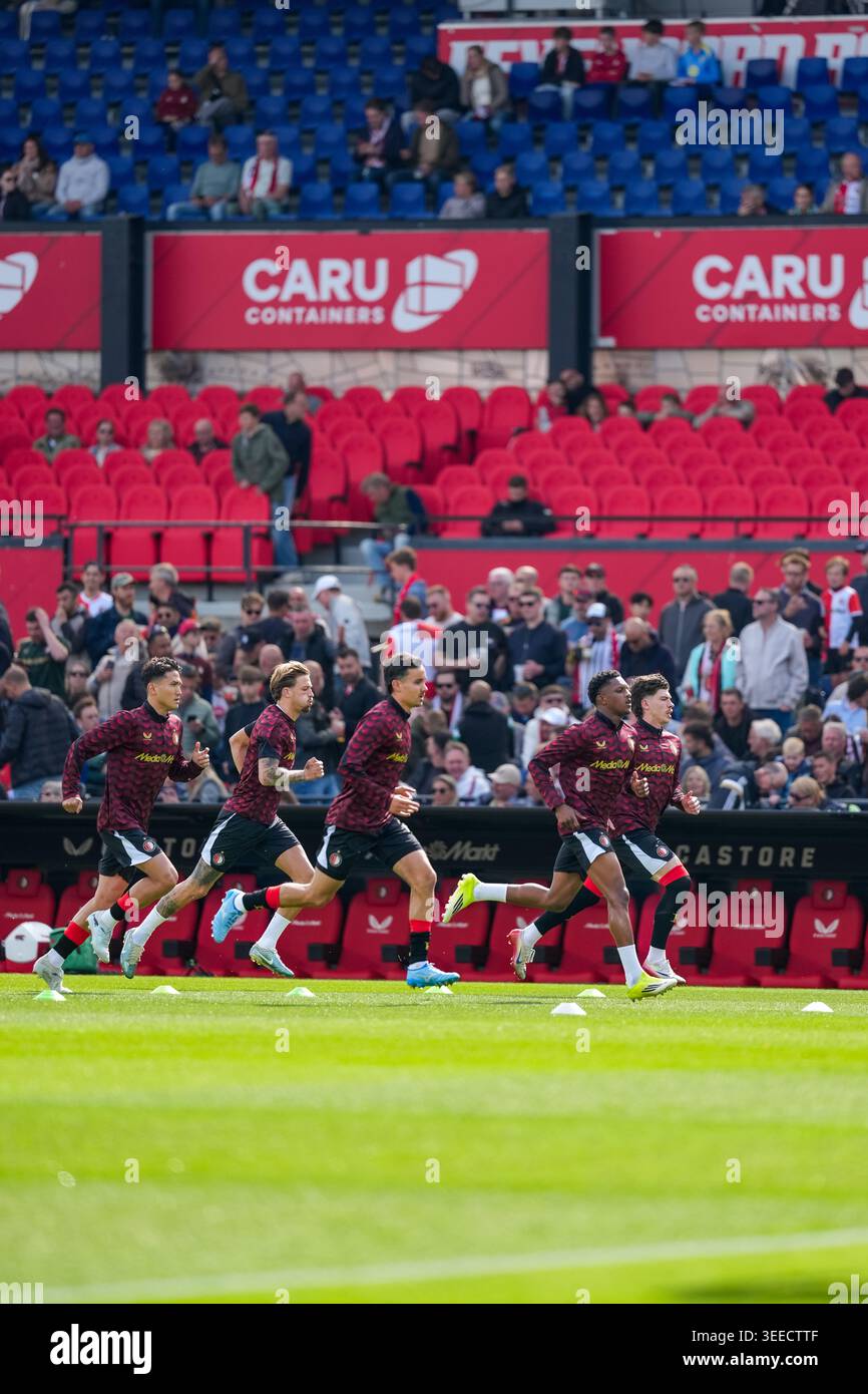 Rotterdam, Niederlande. Mai 2026. Rotterdam: Tsuyoshi Watanabe aus Feyenoord, Mats Deijl aus Feyenoord und Givairo Read aus Feyenoord während der dreiunddreißigsten Wettkampfrunde der Eredivisie-Saison 2025/2026. Das Spiel findet am 10. Mai 2026 in Rotterdam, Niederlande, zwischen Feyenoord Rotterdam und AZ Alkmaar in de Kuip statt. Credit: Box to Box Pictures/Alamy Live News Stockfoto