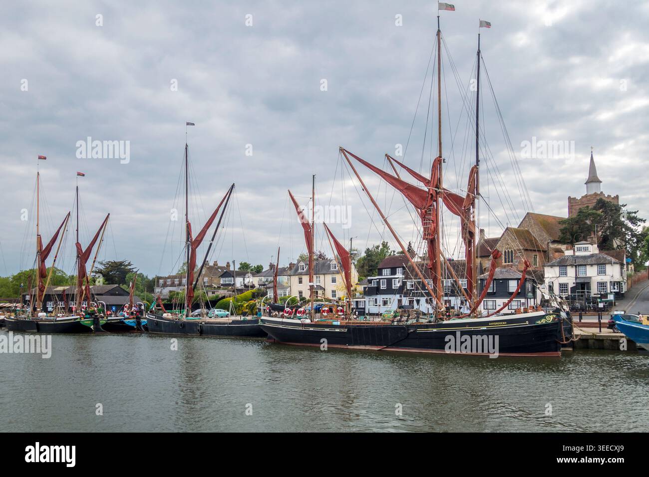 Traditionelle Wasserkähne an der Themse, die am Hythe Quay im alten Hafen von Maldon an der Mündung des Blackwater (Essex, UK) vor Anker gebracht werden Stockfoto