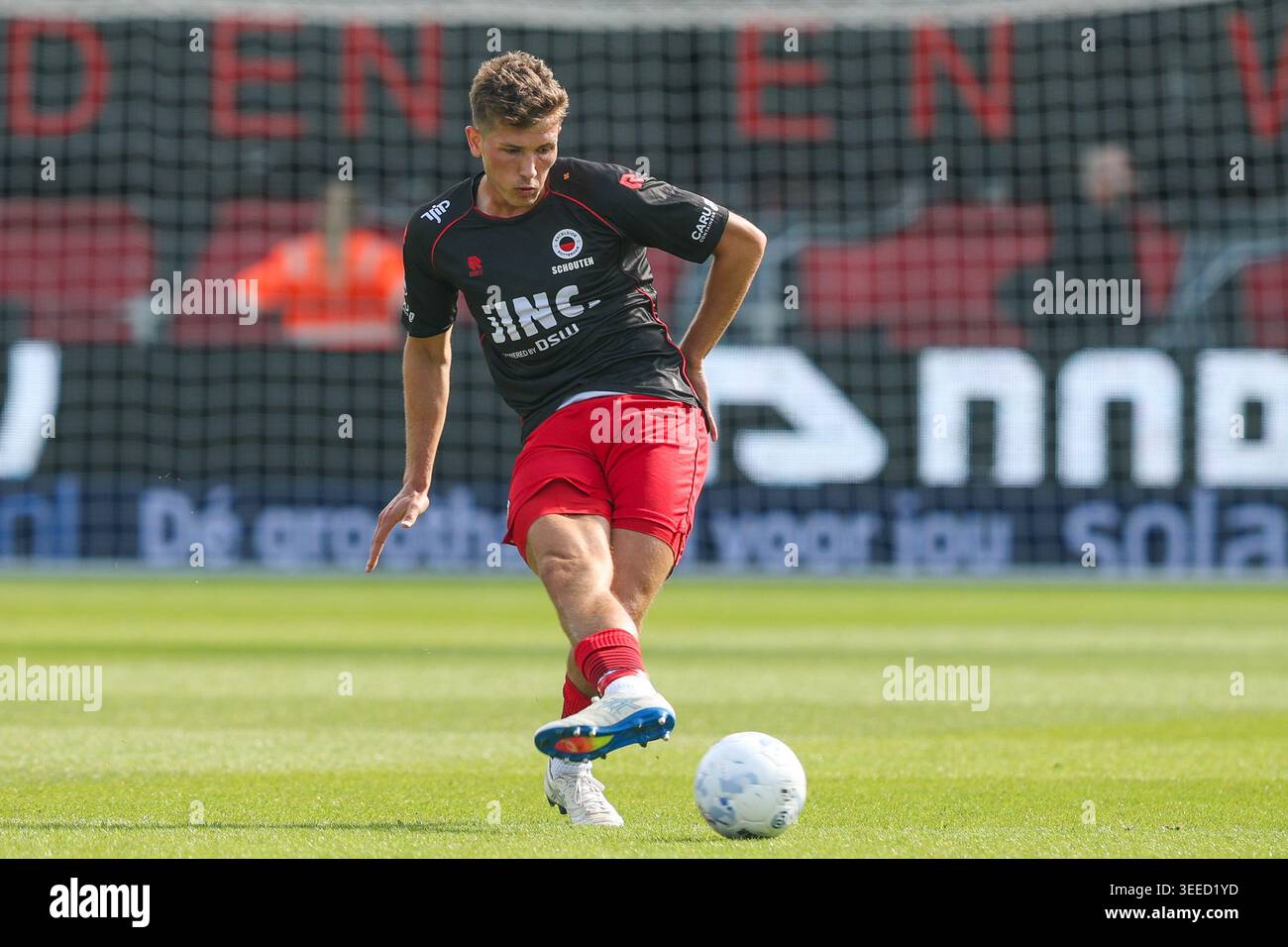 Rotterdam, Niederlande. Mai 2026. ROTTERDAM, NIEDERLANDE - 10. MAI: Lewis Schouten von Excelsior Rotterdam schießt den Ball während des niederländischen Eredivisie-Spiels zwischen Excelsior Rotterdam und FC Volendam im Stadion Woudestein am 10. Mai 2026 in Rotterdam. (Foto von Hans van der Valk/Orange Pictures) Credit: Orange Pics BV/Alamy Live News Stockfoto