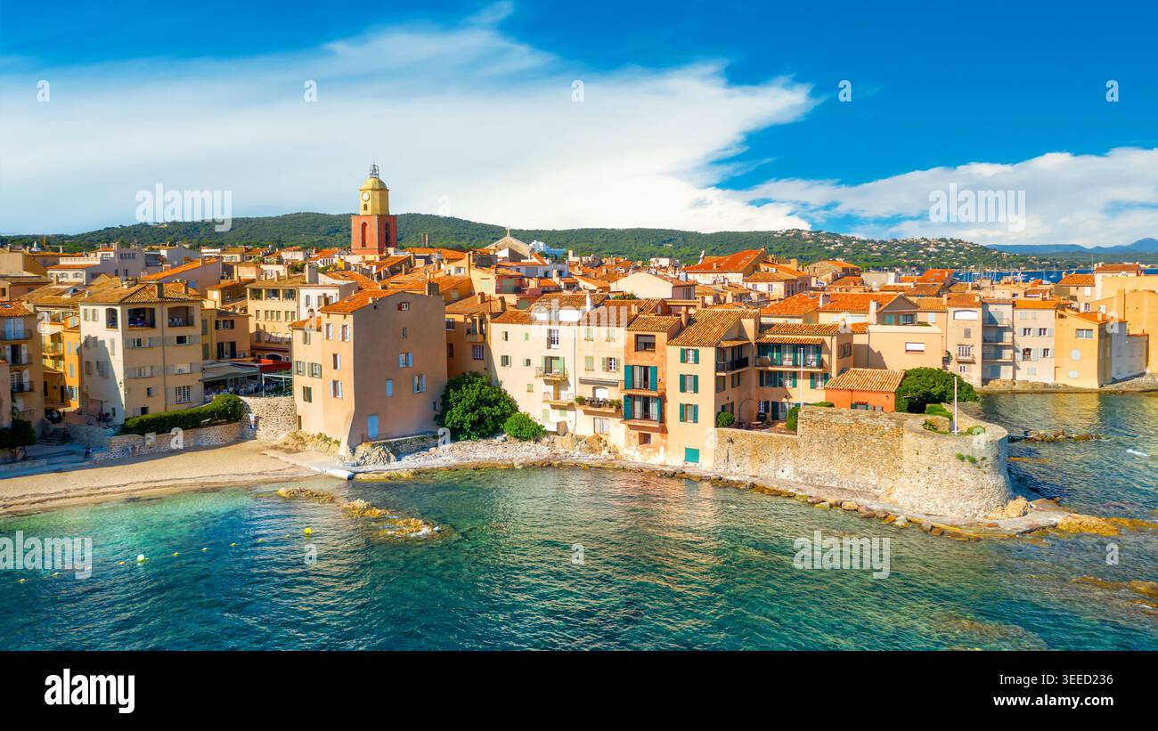 Blick auf die Stadt Saint-Tropez, Provence, Cote d Azur, ein beliebtes Reiseziel für Reisen in Europa Stockfoto