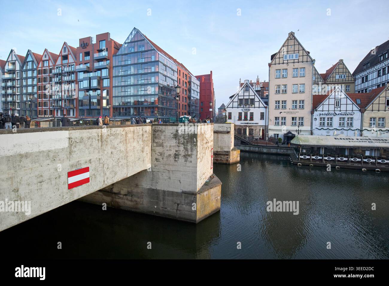 Blick auf die Appartements am Fluss Hotels und Restaurants von der grünen Brücke auf die Hauptinsel zielony danzig polen Stockfoto
