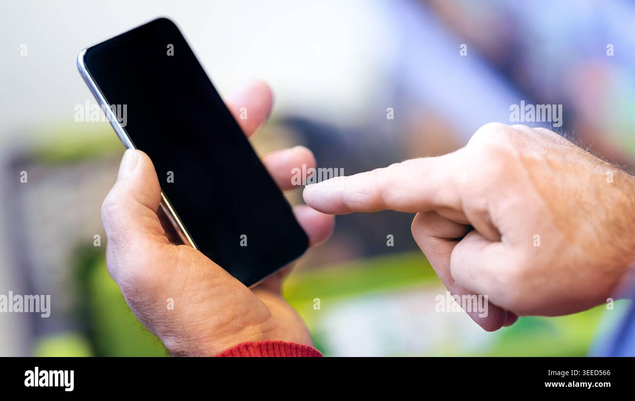 Handheld-Smartphone mit Touchscreen in einer Store-Einstellung während der Tageslichtstunden Stockfoto