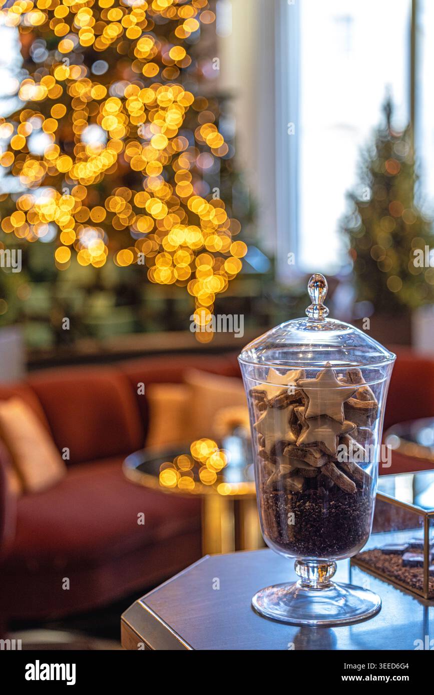 Sternförmige Weihnachtskekse in einem klassischen Glas-Apotheke in einer festlichen Weihnachtslounge. Stockfoto