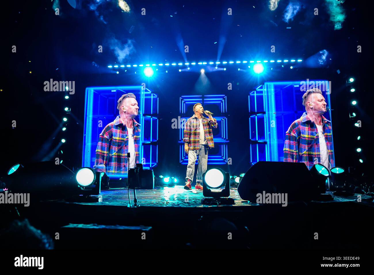Ben Zucker singt auf der Bühne mit großer LED-Leinwand im Hintergrund während der Schlagernacht des Jahres. Köln, LANXESS Arena, 09.05.2026 NRW DE *** Ben Zucker singt auf der Bühne mit einer großen LED-Leinwand im Hintergrund während der Schlagernacht des Jahres Köln, LANXESS Arena, 09 05 2026 NRW DE Stockfoto