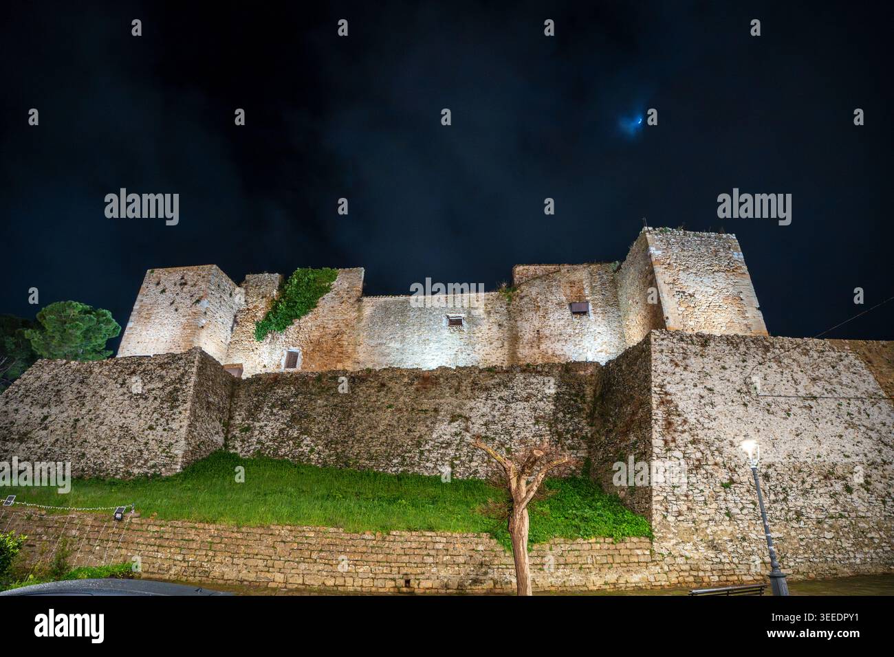Nächtliche Aufnahmen der aragonesischen Burg (Castello Aragonese) auf der Piazza Armerina, Sizilien. Die massive Steinfestung aus dem 14. Jahrhundert ist illumi Stockfoto
