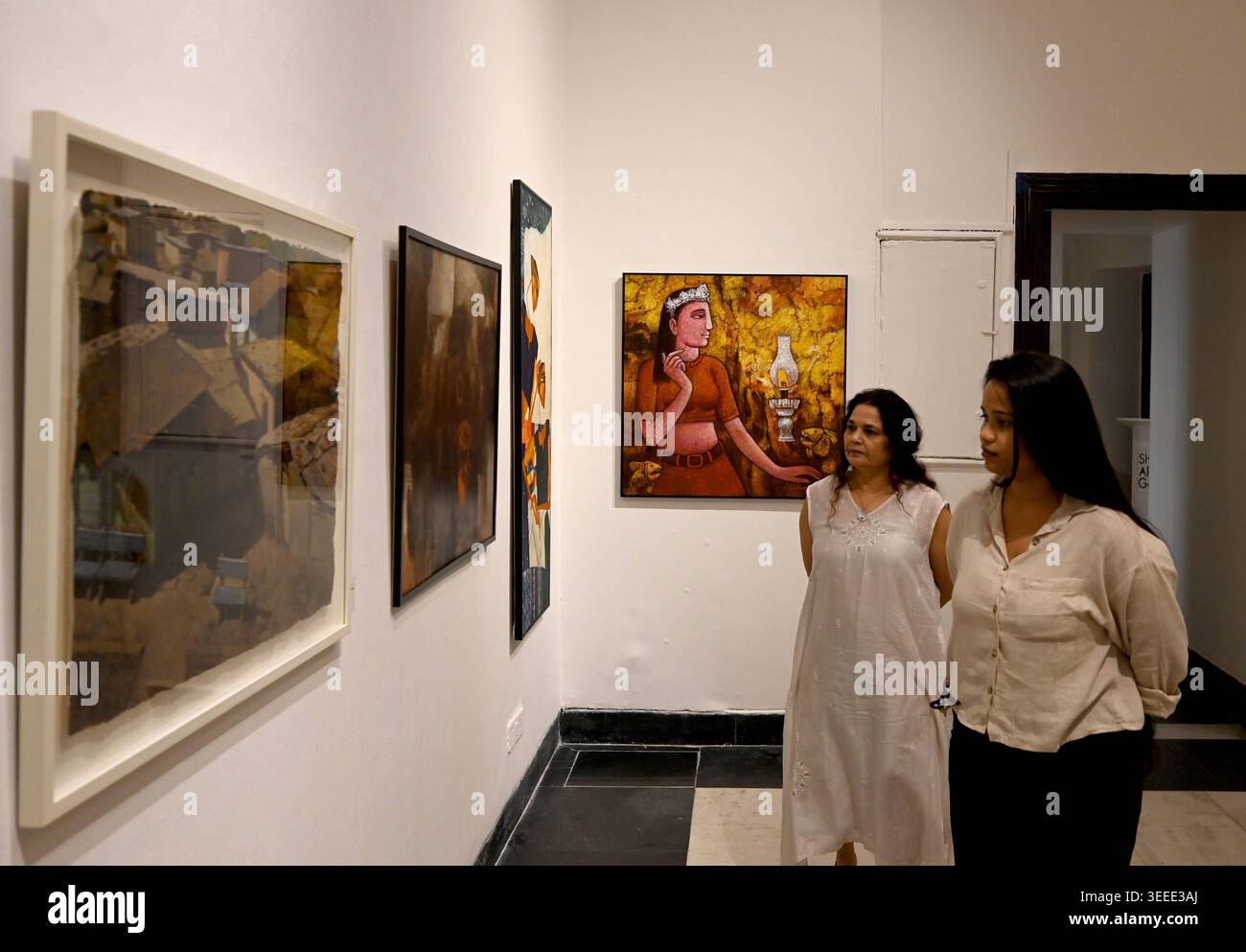 NEW DELHI, INDIEN - 9. MAI: Die Kunstausstellung The Contemporarylore Soipe of Styles and Generations Unfurled bringt 23 zeitgenössische Künstler zusammen, um konzeptuelle Anliegen, visuelle Vokabeln und aufkommende Stile über Generationen hinweg im Bikaner House am 9. Mai 2026 in Neu-Delhi, Indien, zu erkunden. The Contemporary Lore: Sojourn of Styles and Generations Unfurled , präsentiert von der Shailja Art Gallery im Bikaner House, zielt darauf ab, die künstlerische Genealogie in der zeitgenössischen Praxis zu verstehen, indem sie die jahrzehntelange Meditation eines erfahrenen Praktikers neben den Experimenten eines aufstrebenden Künstlers setzt. Pho Stockfoto