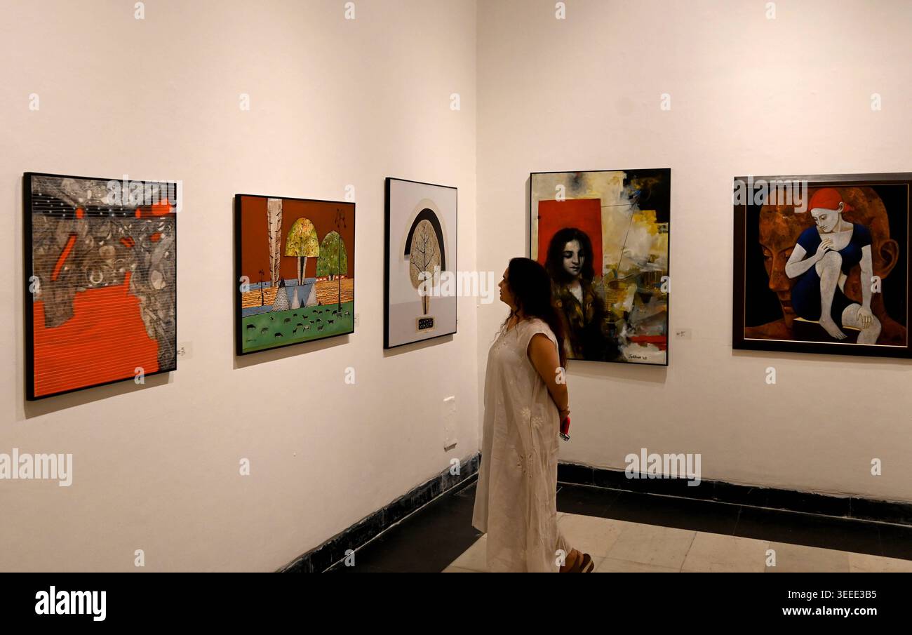 NEW DELHI, INDIEN - 9. MAI: Die Kunstausstellung The Contemporarylore Soipe of Styles and Generations Unfurled bringt 23 zeitgenössische Künstler zusammen, um konzeptuelle Anliegen, visuelle Vokabeln und aufkommende Stile über Generationen hinweg im Bikaner House am 9. Mai 2026 in Neu-Delhi, Indien, zu erkunden. The Contemporary Lore: Sojourn of Styles and Generations Unfurled , präsentiert von der Shailja Art Gallery im Bikaner House, zielt darauf ab, die künstlerische Genealogie in der zeitgenössischen Praxis zu verstehen, indem sie die jahrzehntelange Meditation eines erfahrenen Praktikers neben den Experimenten eines aufstrebenden Künstlers setzt. Pho Stockfoto
